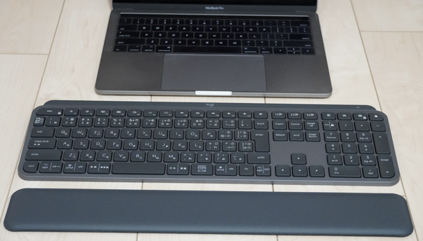 MX Keys（KX800）とMacBookProを並べた様子
